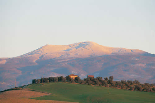 Vista dell'Amiata in inverno dalla Val D'Orcia